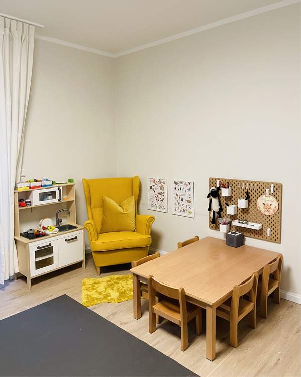 Gemütlicher Spielraum im Zwergenwald mit Kinderküche und Leseecke
