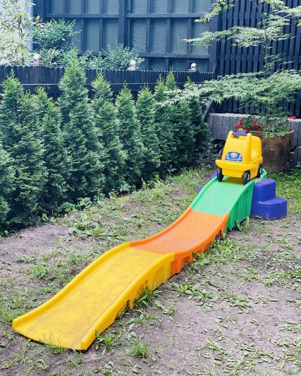 Rutsche und Spielbereich im Garten der Kindertagespflege Zwergenwald