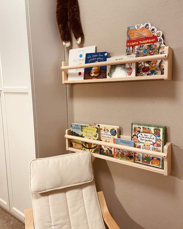 Bücherregal mit vielen Kinderbüchern im Zwergenwald